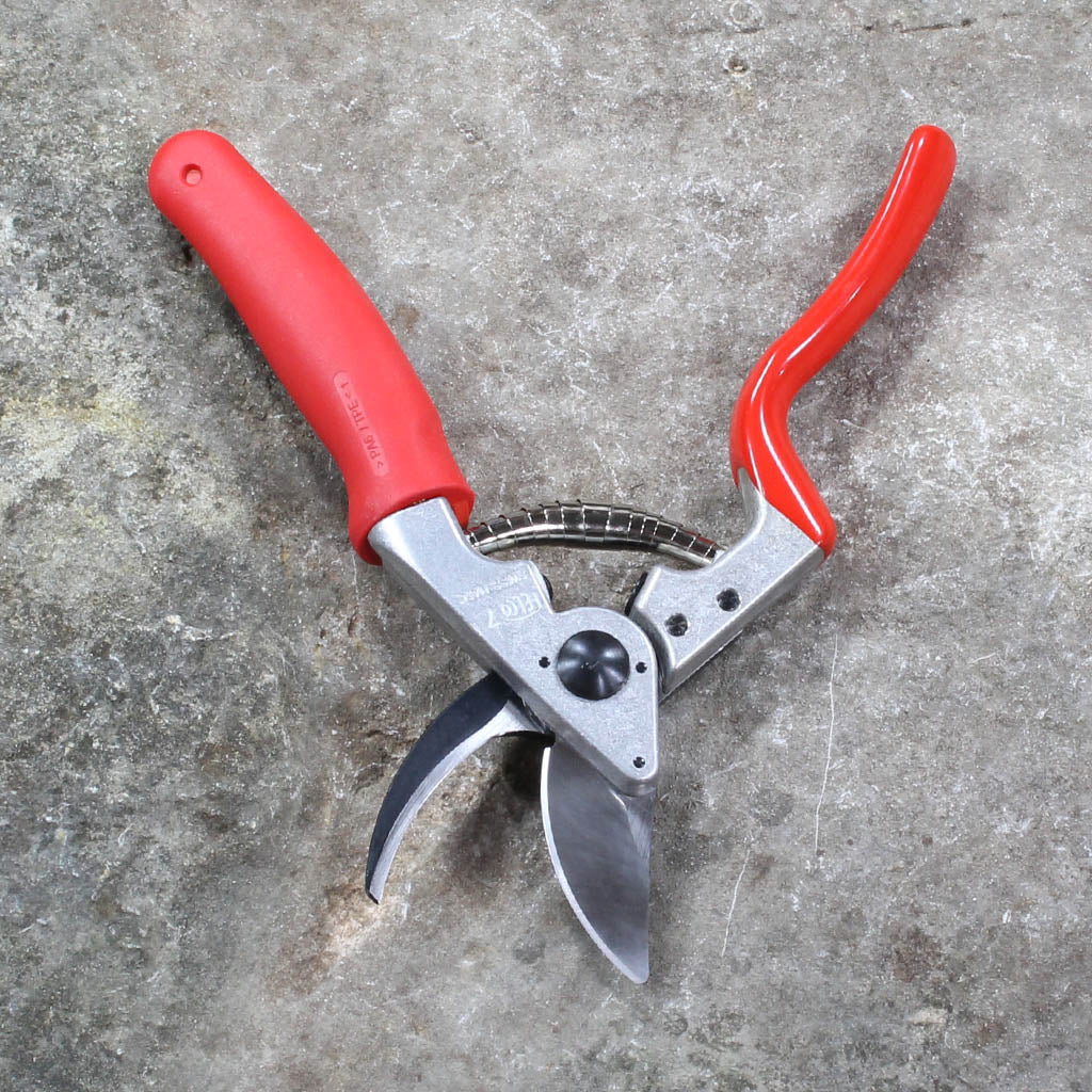 https://www.gardentoolcompany.com/cdn/shop/products/pruning-shears-f7-felco-3.jpg?v=1633457466